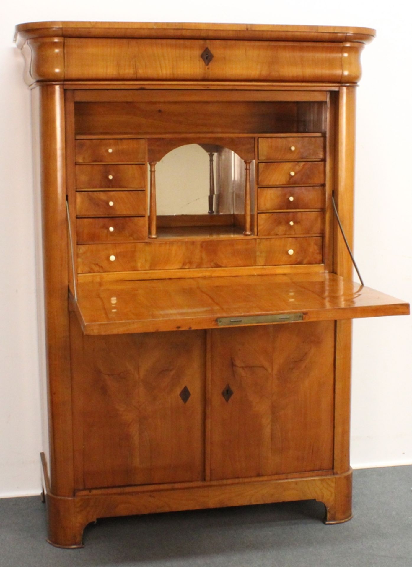 Sekretär / Schreibschrank, Biedermeier um 1830, Kirschbaum, einteiliger Korpus mit zweitürigen Schr - Bild 2 aus 2