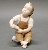 Porzellanfigur, "Hilf mir, Mama", Bing & Gröndahl, Modellnummer 2275, Junge, sich die Schuhe anzieh
