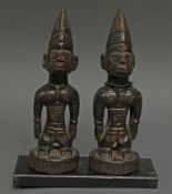 Paar Zwillingsfiguren, ibeji, männlich, Yoruba, Nigeria, Afrika, Holz, 25.5-26 cm hoch, gesockelt.