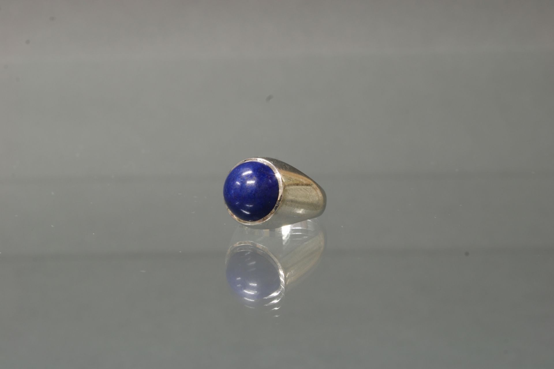 Ring, WG 750, 1 Lapislazuli-Cabochon, 11 g, RM 16