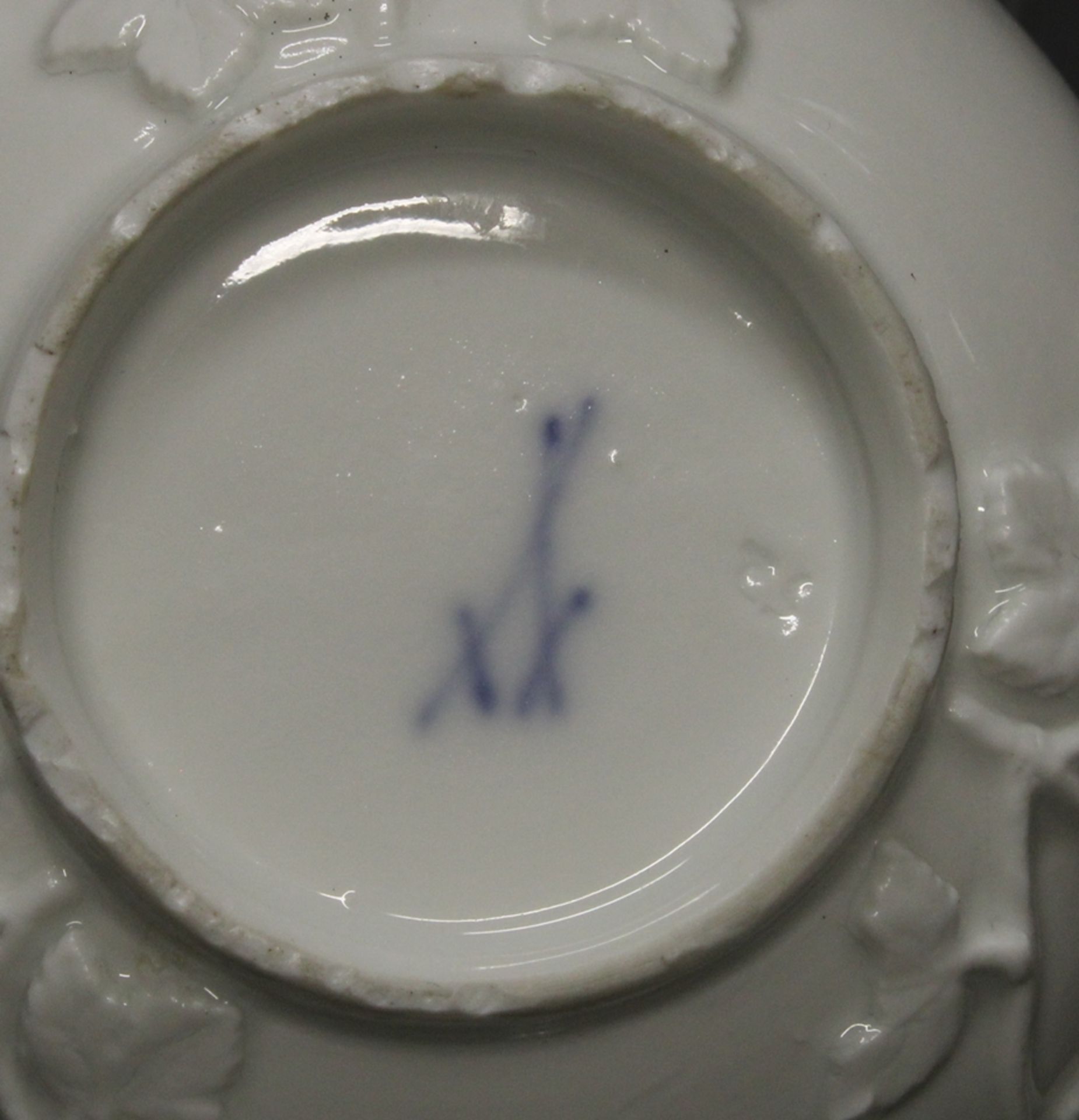 3 Tassen, Meissen, Schwertermarke, 18. Jh., Weißporzellan, Weinlaubrelief, 4.5 cm hoch, je mit Rest - Image 3 of 3