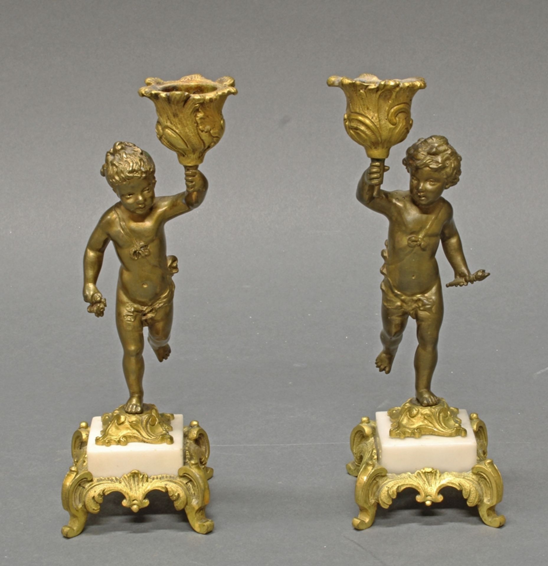 Paar Kerzenleuchter, "Kinderpaar", 19. Jh., Bronze, Sockel mit weißem Marmor, je einflammig, ca. 19