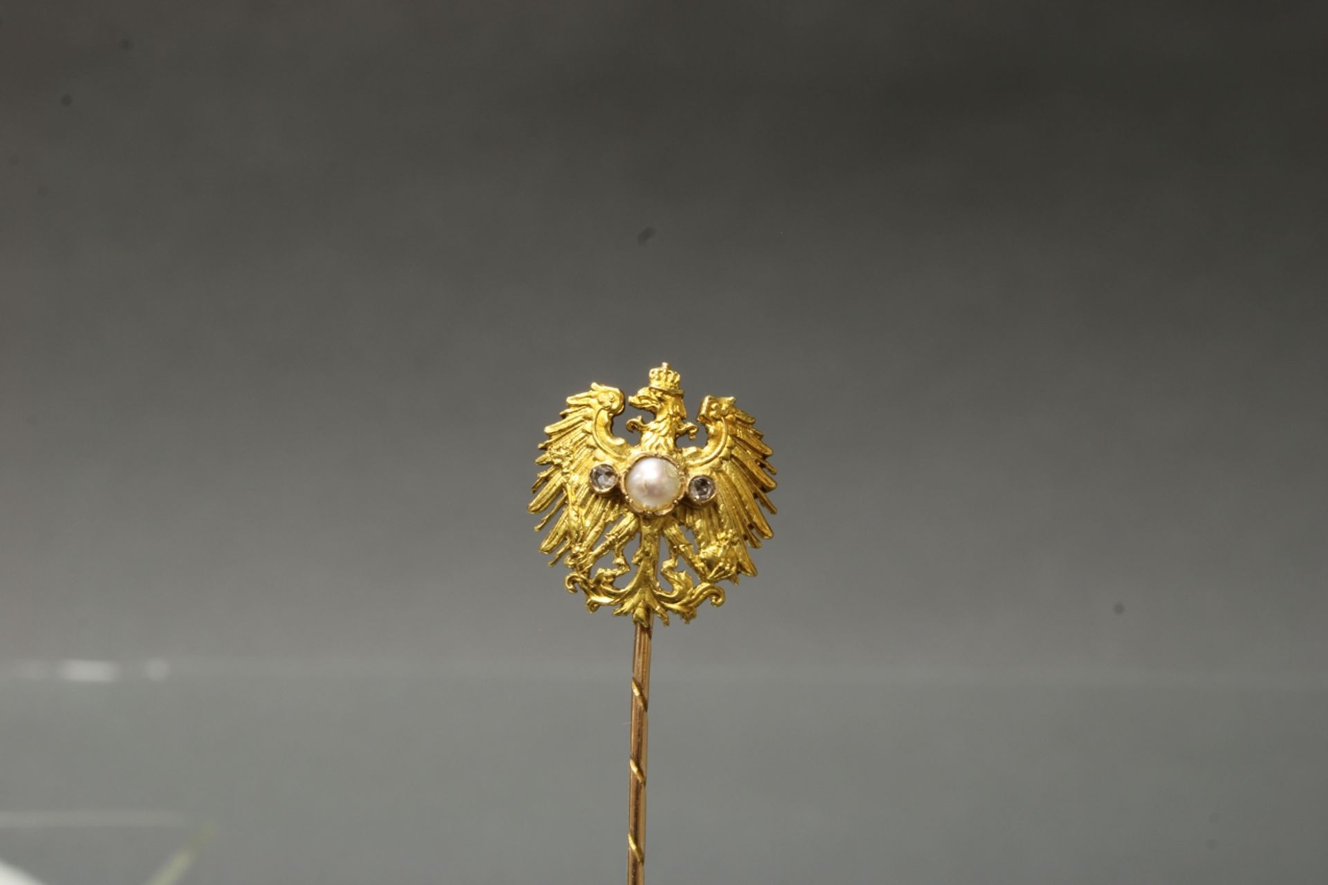 Goldene Geschenknadel der Kaiserin Auguste Victoria (1858-1921), Nadel mit preußischem Adler, GG 58