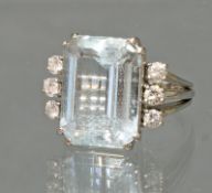 Ring, gep. MR, Atelier Richarz, Bonn, WG 750, 1 Aquamarin gep. 10.62 ct., im Smaragdschliff, 6 Bril