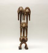 Mehrköpfige Figur, 3-teilig, weiblich, Bamana, Mali, Afrika, Holz, Metall, 91 cm hoch.