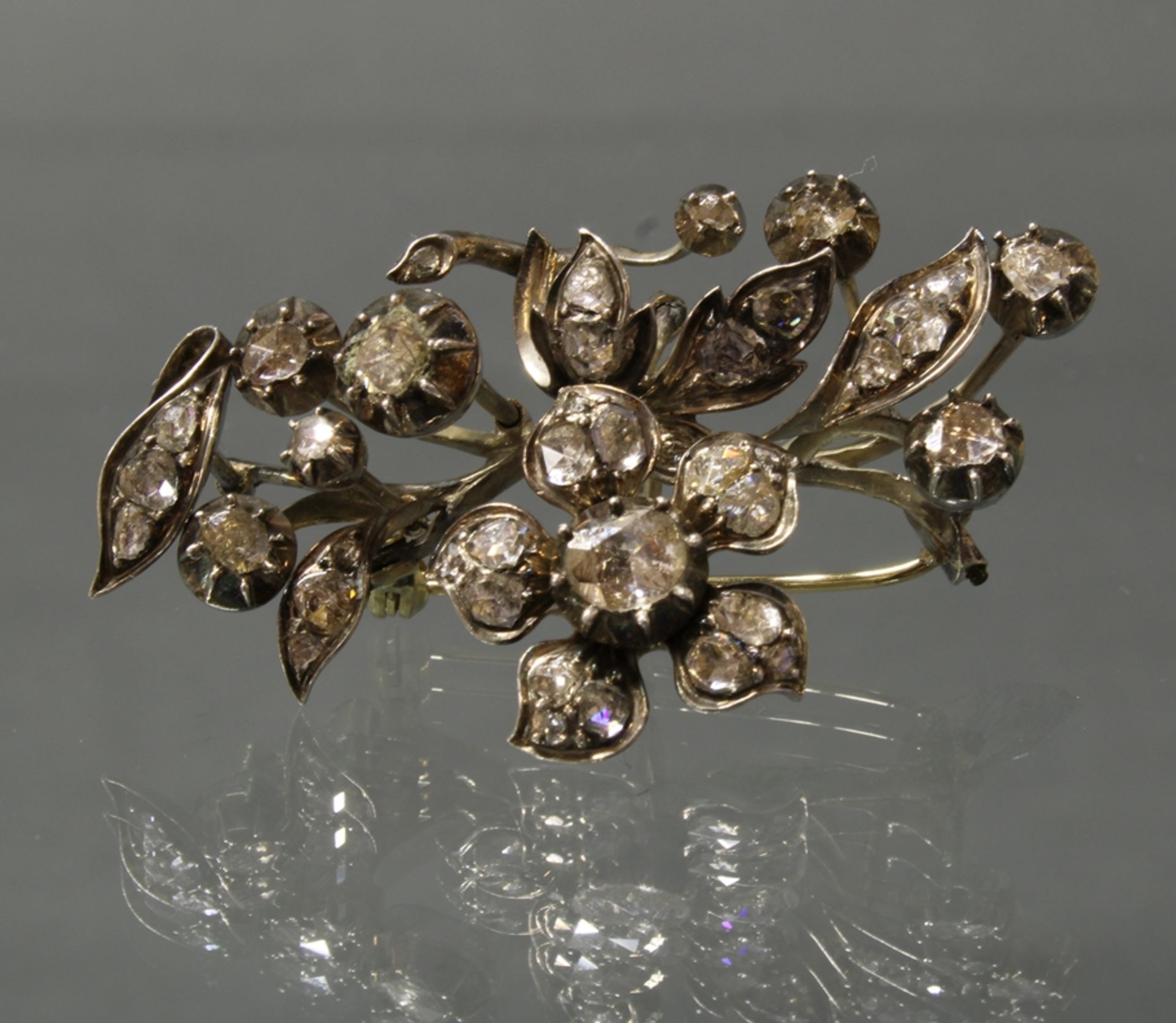 Blüten-Brosche, Ende 19. Jh., GG 750/Silber belötet, 38 Diamantrosen ø ca. 1.3 - 6 mm, 5.2 x 3 cm,