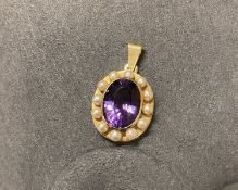 Anhänger, GG 585, 1 oval facettierter Amethyst ca. 17 x 12 mm, 12 Zuchtperlen ø ca. 3.5 mm, 9 g