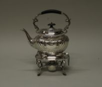 Teekanne auf Rechaud, Silber 925, Chester, 1912, Barker Bros., ovales Gefäß mit Rippen- und Blütenz