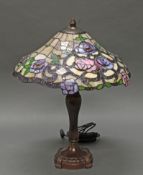 Tischlampe, Tiffany-Stil, Kind Light Manufactory, Ende 20. Jh., braun patinierter Metallfuß, farbig