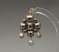 Brosche/Anhänger, Ende 19. Jh., RG 585/Silber, 9 Diamanten, 3 graue Perlen, 2.5 cm lang, 6 g