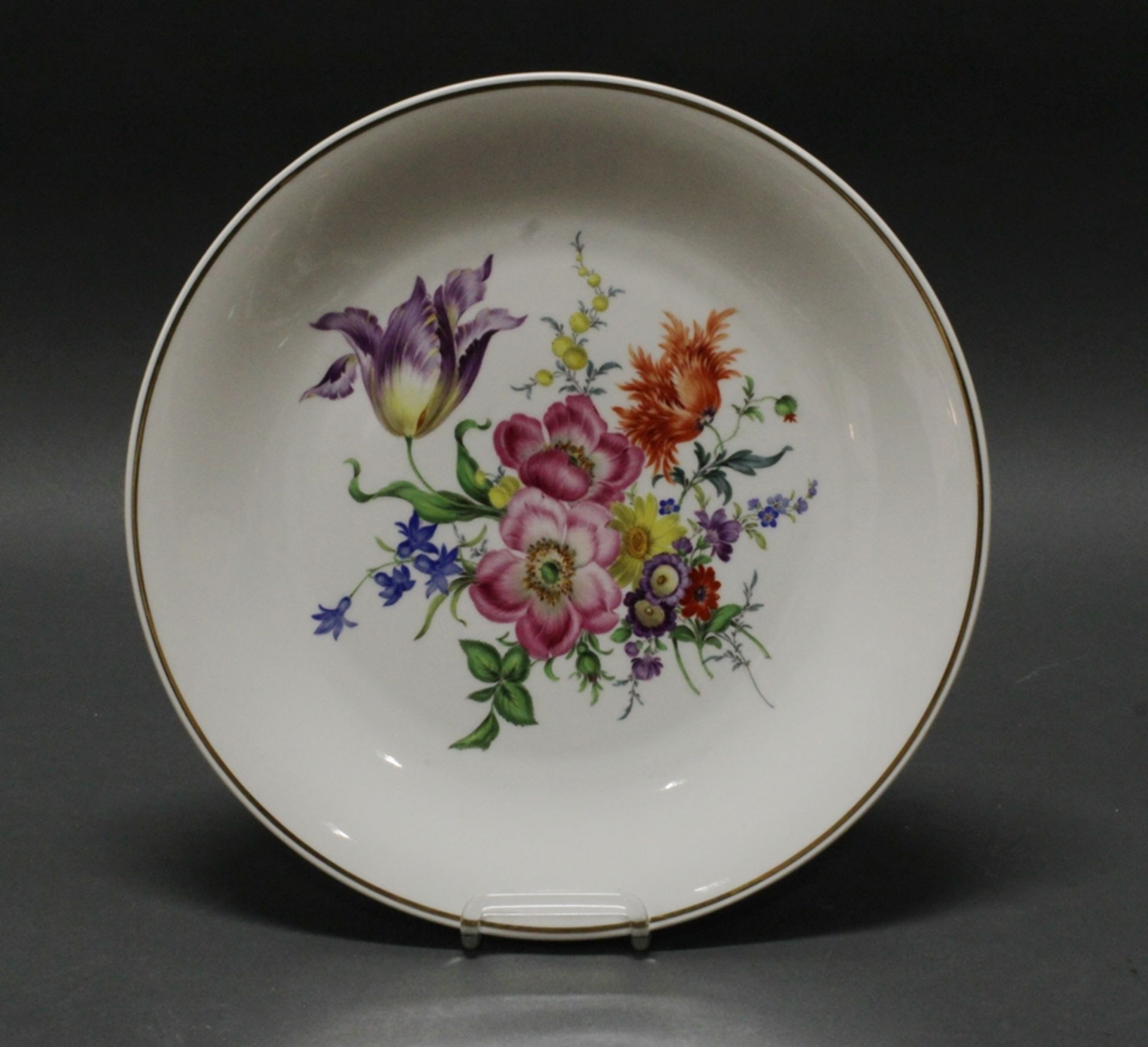 Wandteller, Meissen, Schwertermarke, 2. Wahl, buntes Blumenbukett, Rand mit Goldlinie, ø 35.5 cm