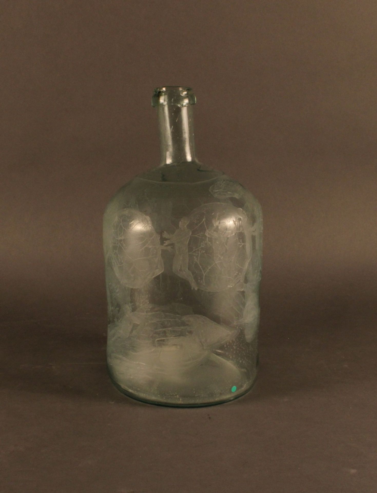 Große Flasche, Kristian Klepsch, 1979, grünliches Glas, umlaufend surrealer Figurendekor in feinem  - Bild 4 aus 5