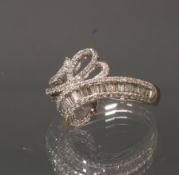 Ring, WG 750, Brillanten und Diamanten zus. ca. 0.68 ct., etwa w/si, 4 g, RM 17.5