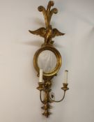 Wandblaker, Italien, 20. Jh., Holz, goldbronziert, Metall, Spiegelglas, Fronton mit Adler, zweiflam