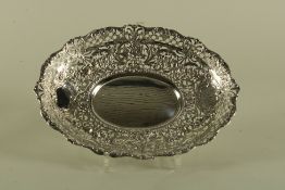 Durchbruchschale, Silber 800, deutsch, oval, glatter Spiegel, à jour gearbeitete Fahne mit Ranken, 