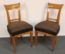 Paar Stühle, 1. Hälfte 19. Jh., Nussbaum, dunkle Polsterbezüge, H. 88 cm, Bezüge fleckig, Gebrauchs