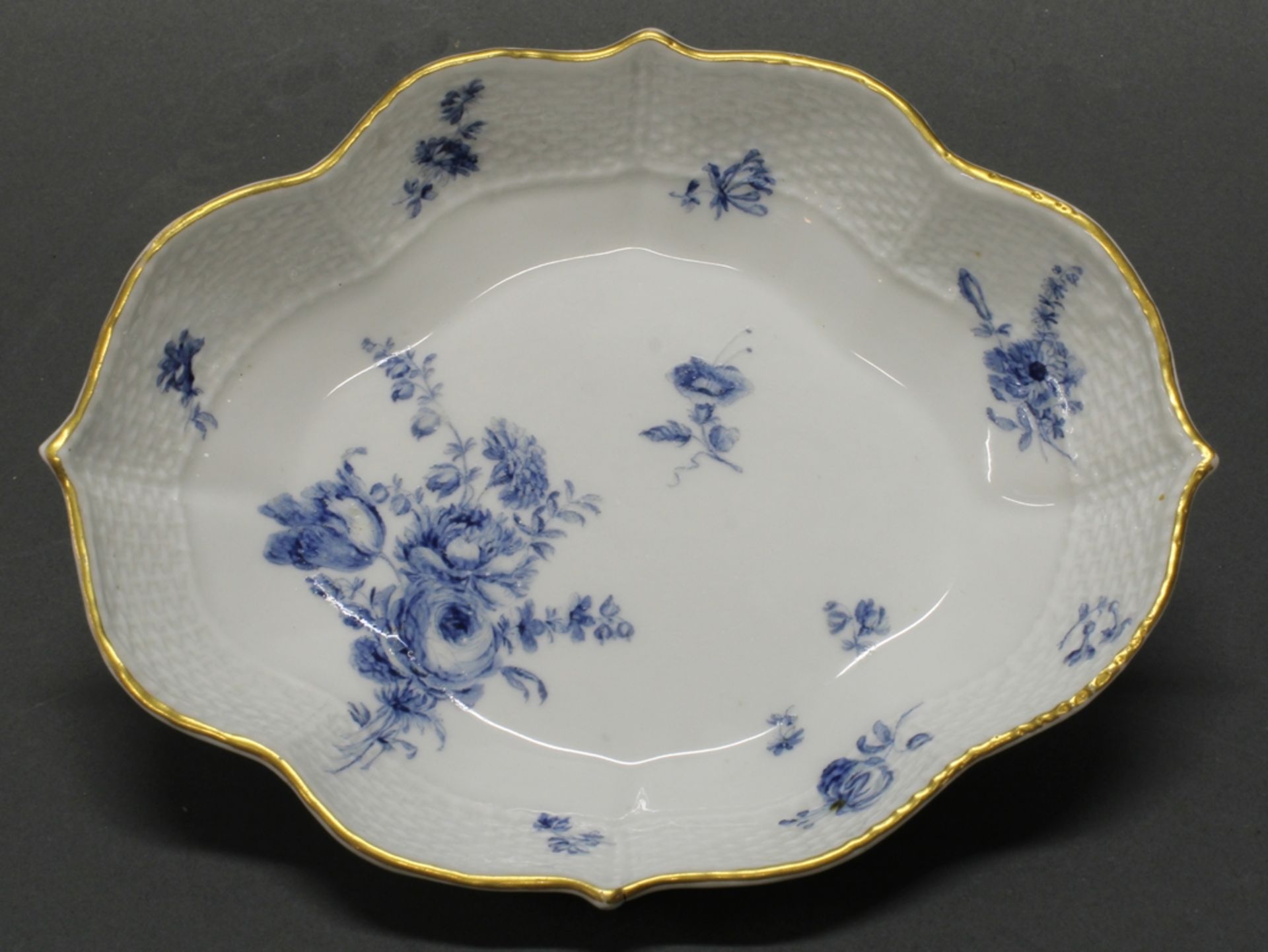 Löffelschälchen, Meissen, Schwertermarke, um 1760, oval, Ozier, Blaumalerei mit Blumen, Goldrand, 3