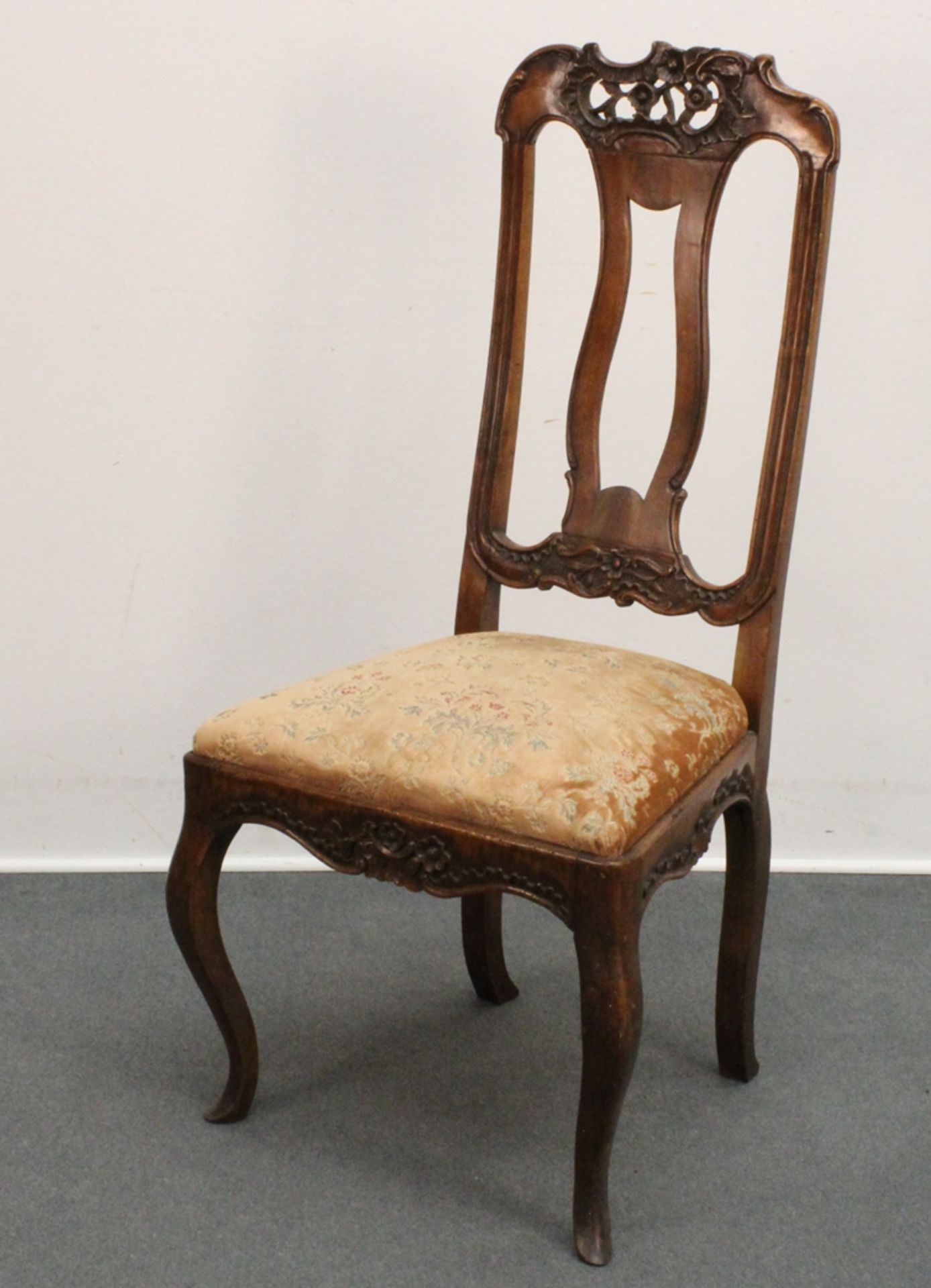 3 Stühle, Barock, Holland, 18. Jh., Nussbaum, trapezförmiger Sitz auf geschwungenen Beinen mit hohe - Image 2 of 2
