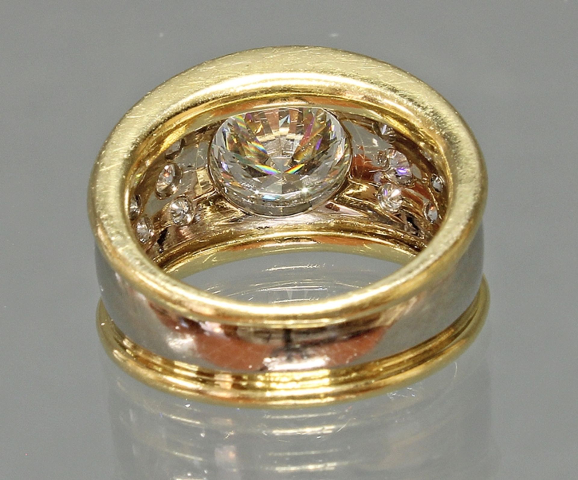 Ring, WG/GG 750, 1 Brillant 2.29 ct., tcr+/vvs2, ca. 8.87-8.92 mm ø, Höhe 4.90 mm, 12 Brillanten zu - Bild 3 aus 3