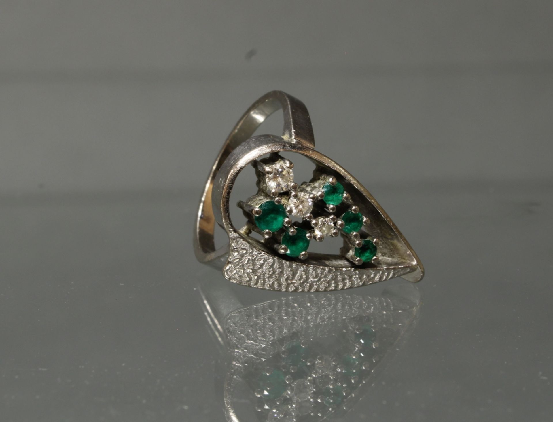 Ring, WG 585, 3 Brillanten, 5 Smaragde, 8 g, RM 18