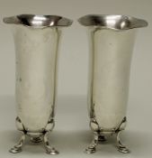 Paar Tischvasen, Silber 830, Wilkens, schlanke Kelchform auf drei Füßen, gewellter Rand, 13 cm hoch