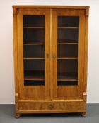 Vitrinenschrank, Biedermeier, Österreich, um 1820, Nussbaum, zweitüriger Korpus mit Sockelschub, Be