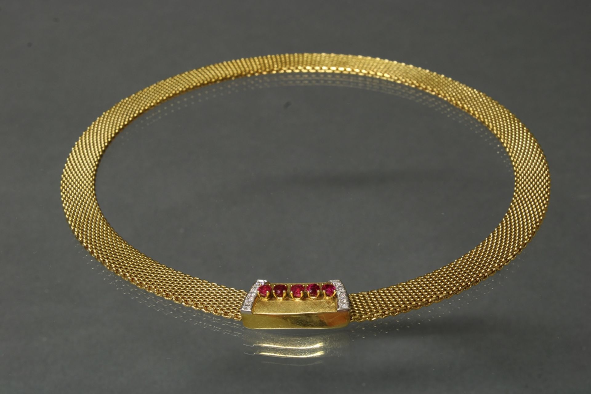 Collier, 1960er Jahre, GG 750, Schließen-Ende Weißgold belötet, 10 Besatzbrillanten, 5 runde facett - Bild 2 aus 2