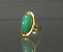 Ring, GG 585, 1 ovaler Chrysopras-Cabochon, 6 g, RM 17