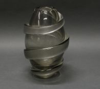 Vase, Murano, Venini, 1989, Carlo Scarpa, leicht grau getöntes Glas, umlaufend massive Spiralbandau