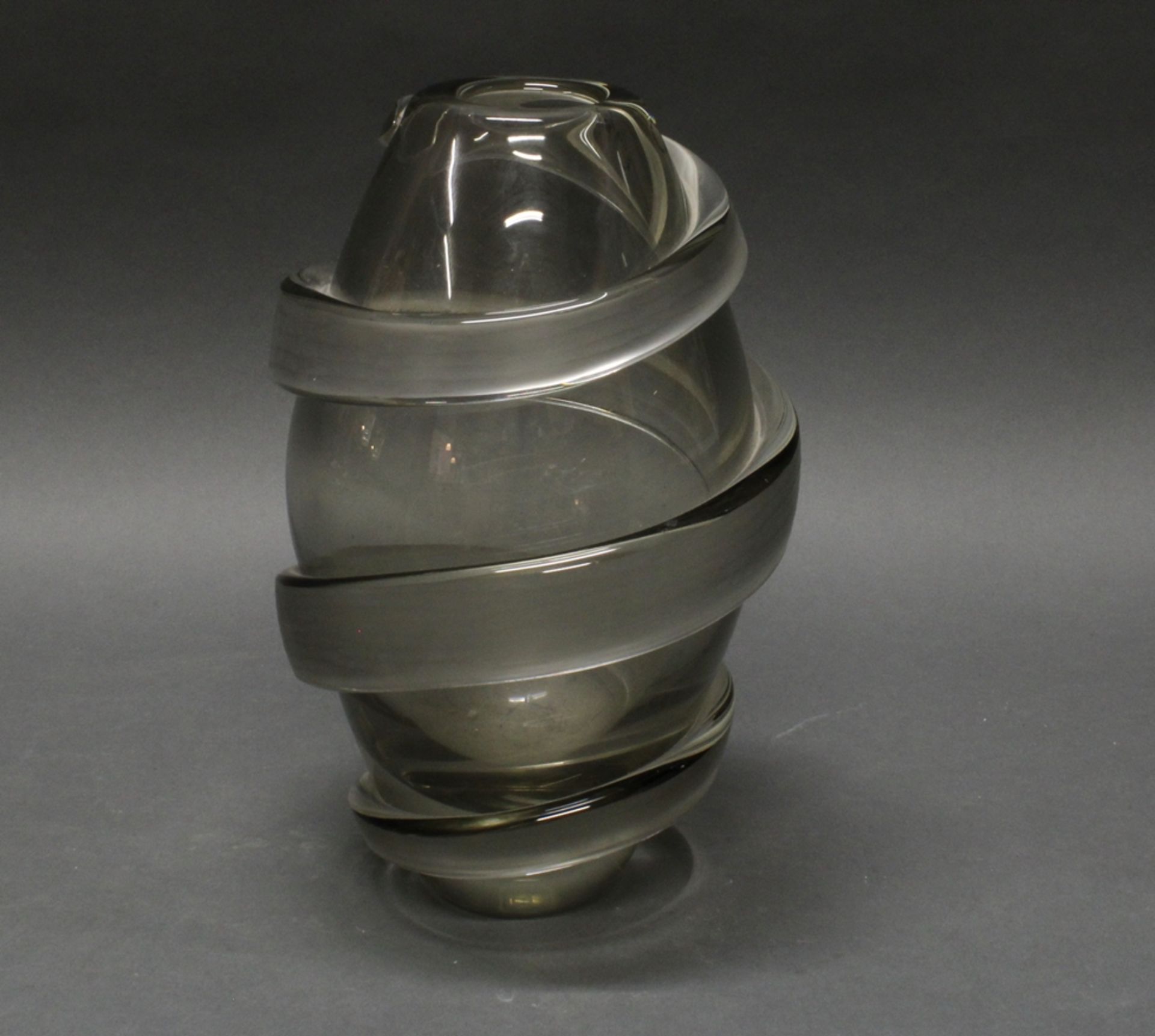 Vase, Murano, Venini, 1989, Carlo Scarpa, leicht grau getöntes Glas, umlaufend massive Spiralbandau