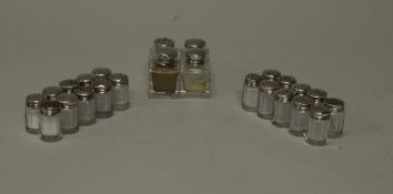 Konvolut, 24 Salzstreuer, Silber 925, Glasgefäße mit Silberdeckeln, 20x 4 cm hoch, 4x 5 cm hoch, Al