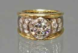 Ring, WG/GG 750, 1 Brillant 2.29 ct., tcr+/vvs2, ca. 8.87-8.92 mm ø, Höhe 4.90 mm, 12 Brillanten zu