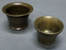 2 Mörser, Bronze, verschieden, je Glockenform, 7-8 cm hoch
