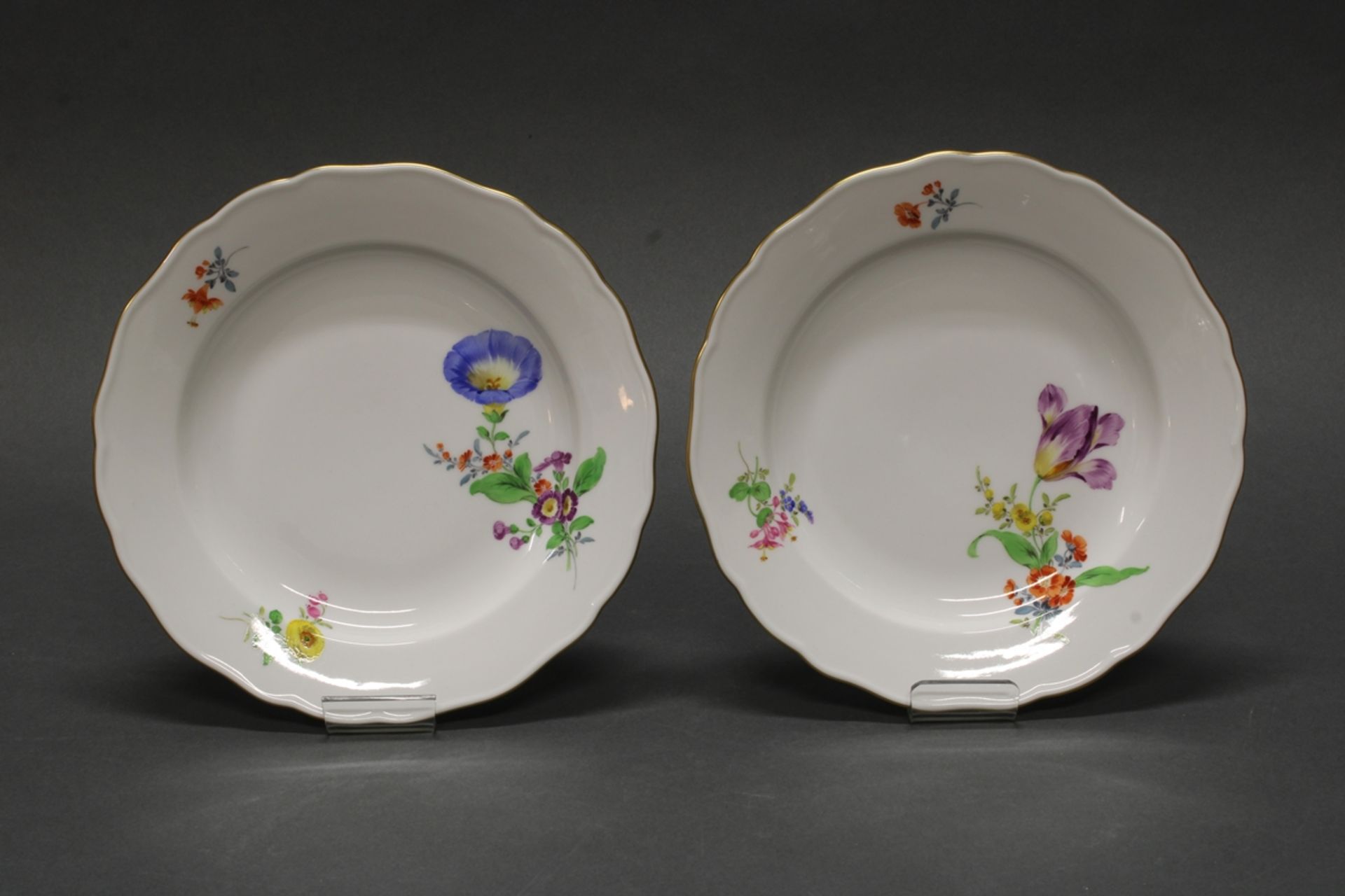 2 Teller, Meissen, Schwertermarke, 1. Wahl, Blume 3, schräg, bunt, Goldrand, ø 20 cm