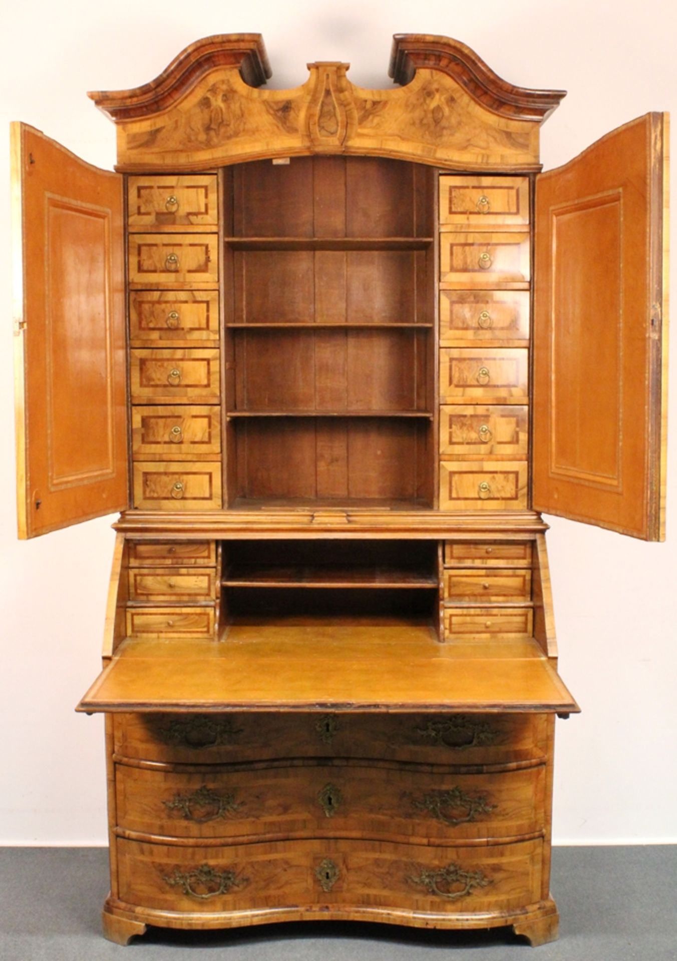 Schreibschrank, Dresden, um 1760/70, Nuss, Nussmaser u.a. furniert auf Weichholz, zweiteiliger Korp - Bild 2 aus 2