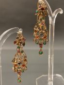 Paar Ohrgehänge, Indien, GG 585, verschiedene Edel- und Halbedelsteine: Rubin, Smaragd, weißer und 