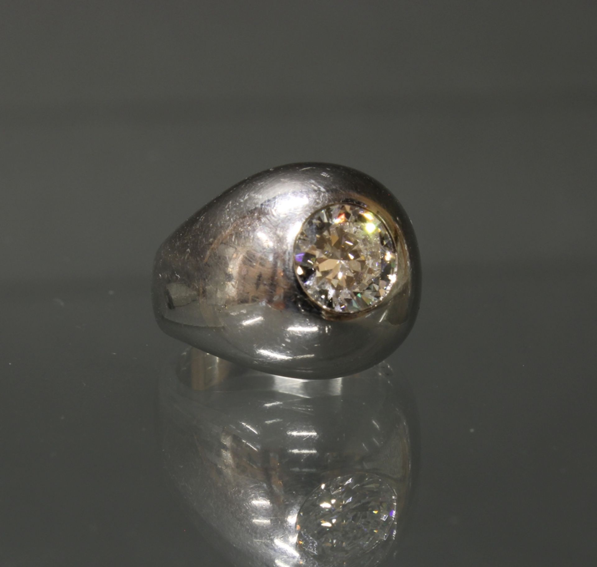 Solitär-Bandring, Platin 950, 1 Brillant ca. 1.60 ct., etwa fw-w/lpr.-vvs, Platingewicht ca. 19.3 g