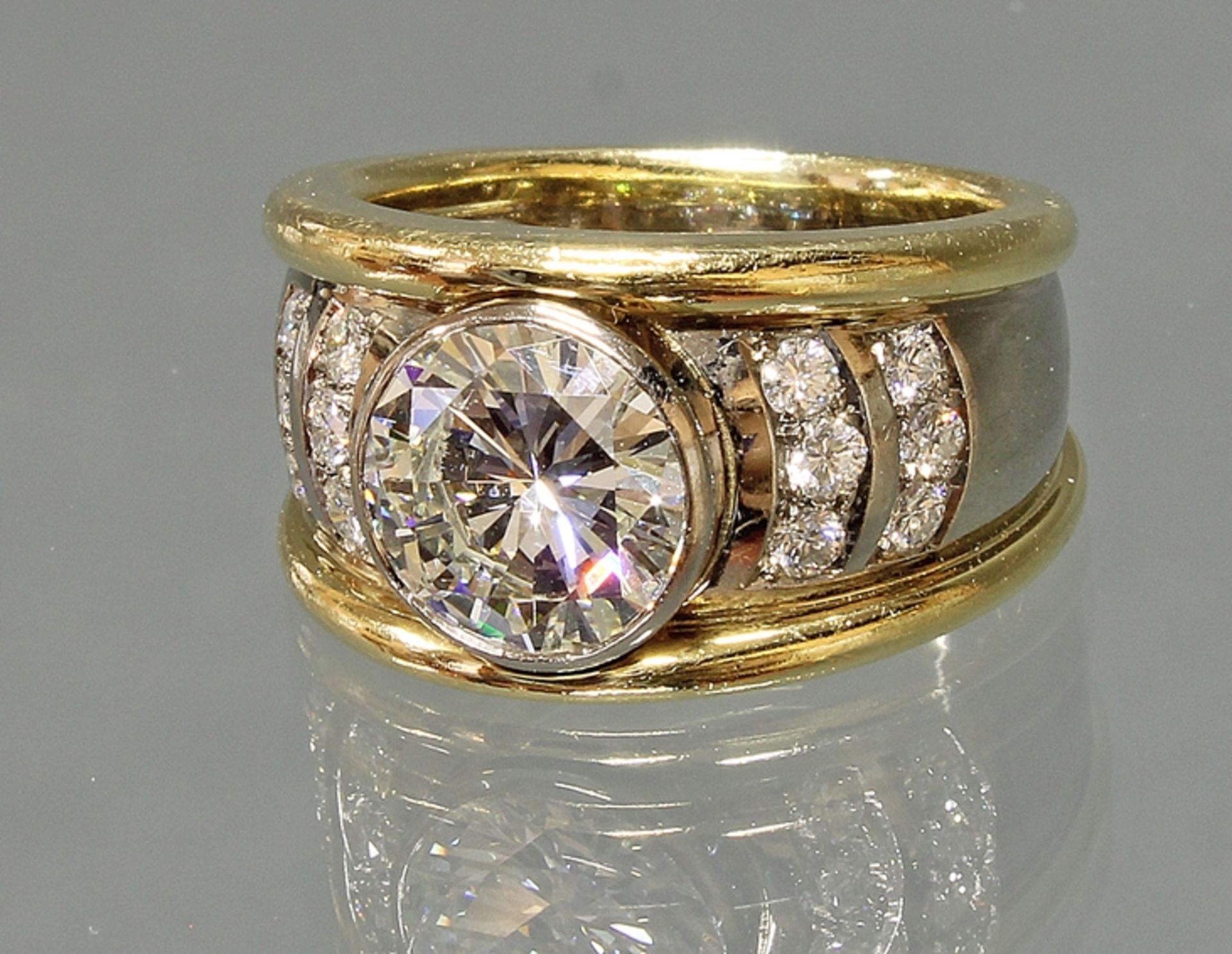 Ring, WG/GG 750, 1 Brillant 2.29 ct., tcr+/vvs2, ca. 8.87-8.92 mm ø, Höhe 4.90 mm, 12 Brillanten zu - Bild 2 aus 3