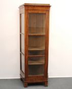 Vitrine, wohl norddeutsch/Berlin, um 1825, Mahagoni, trapezförmiger Grundriss, dreiseitig verglast,