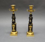 Paar Kerzenleuchter, "Mädchen mit Flöte", 19. Jh., Bronze, dunkel patiniert und feuervergoldet, auf