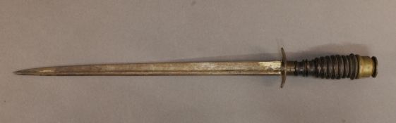 Stichwaffe, 19. Jh., einschneidige Klinge mit gewulstetem Rücken, Griff aus Horn und Metall, 41.5 c