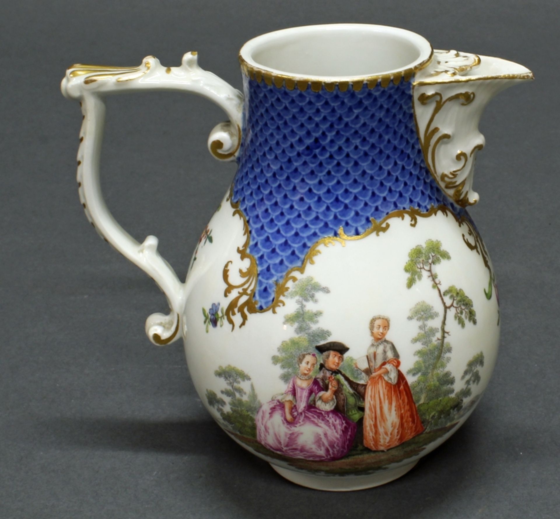 Kännchen, Meissen, Schwertermarke, um 1750, Birnform mit J-Henkel, farbig gemalte Watteauszenen, bu - Image 2 of 3