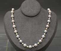 Perlenkette, 83 graue barocke Zuchtperlen ø 7.5 mm, 84 kleine weiße Zuchtperlen, Schließe Silber 83