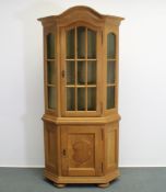 Eckvitrine, Barock-Stil, 20. Jh., Eiche, Scheiben gezogen, 198 x 67 x 67 cm