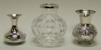 3 Tischvasen, Silber 800/835/925, verschieden, 2x Blütendekore, 1x Kristallglas mit Silbermontierun
