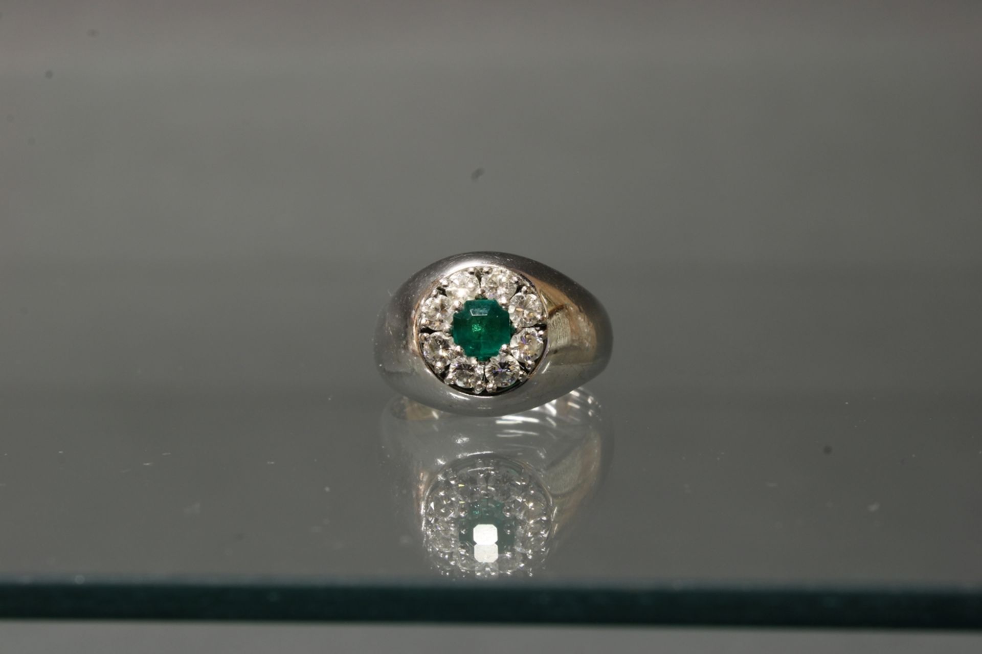 Ring, WG 750, 1 Smaragd, 8 Brillanten zus. ca. 0.40 ct., 10 g, RM 16