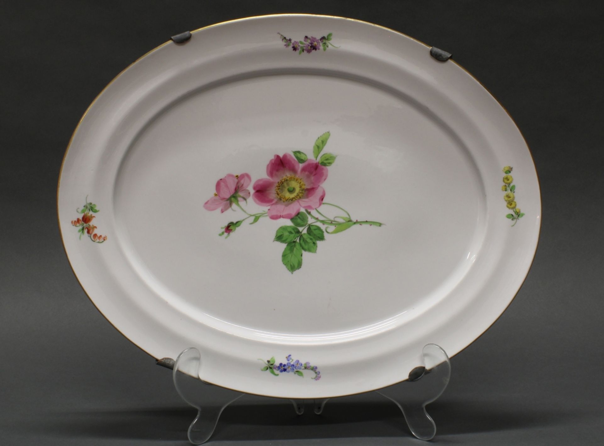 Vorlegeplatte, Meissen, Schwertermarke, 2. Wahl, Blume 1, Goldrand, 48 x 38 cm, montierte Wandhalte