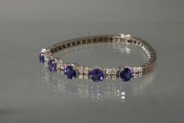 Armband, WG 750, 5 runde facettierte Tansanite zus. ca. 5.50 ct., 24 Brillanten zus. ca. 0.70 ct., 