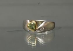 Ring, Platin, Fassung teils GG belötet, 1 dreieckig facettierter Peridot, 1 kleiner Besatz-Brillant