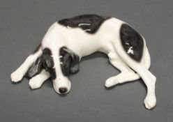 Keramikfigur, "Liegender Hund", womöglich Goldscheider Wien, nummeriert 4398/182/3, weiß-schwarz, 4